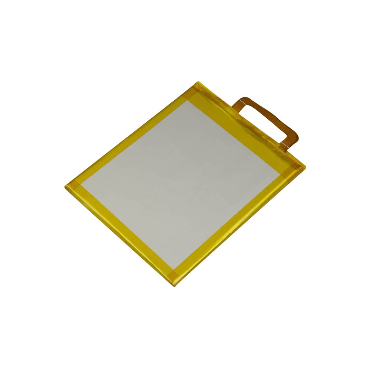 Una batteria rettangolare con bordo giallo e linguetta di collegamento.