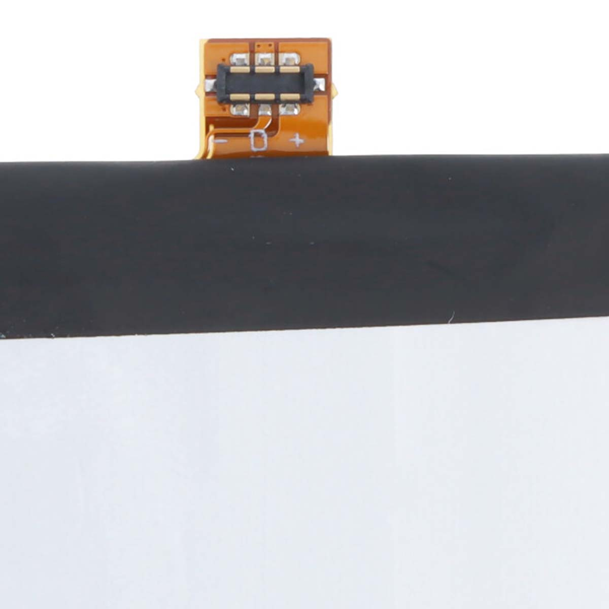 Primo piano di un connettore della batteria con contatti dorati e banda nera.