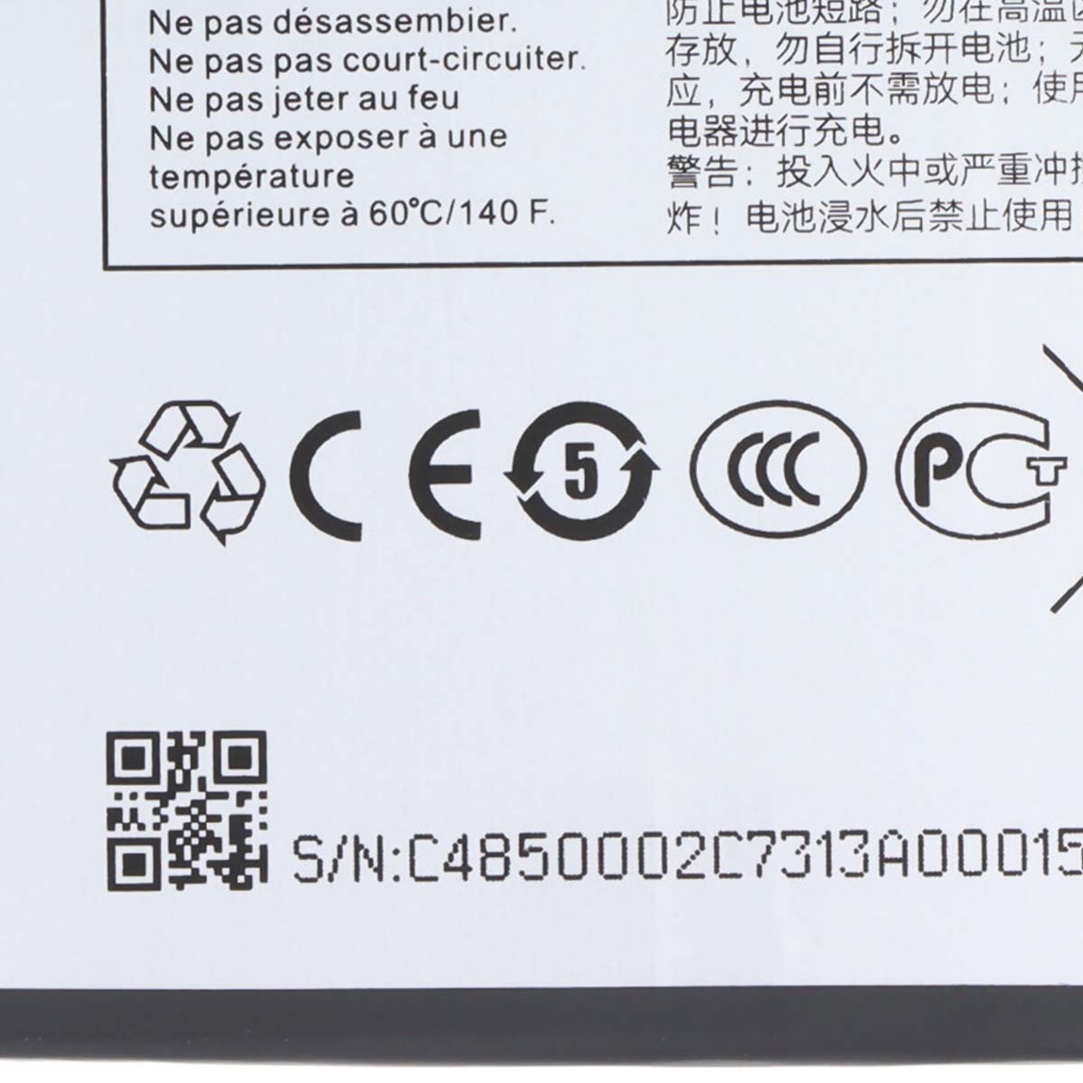 Simboli riciclo, CE, CCC, loghi PC, codice QR e numero di serie su sfondo bianco.