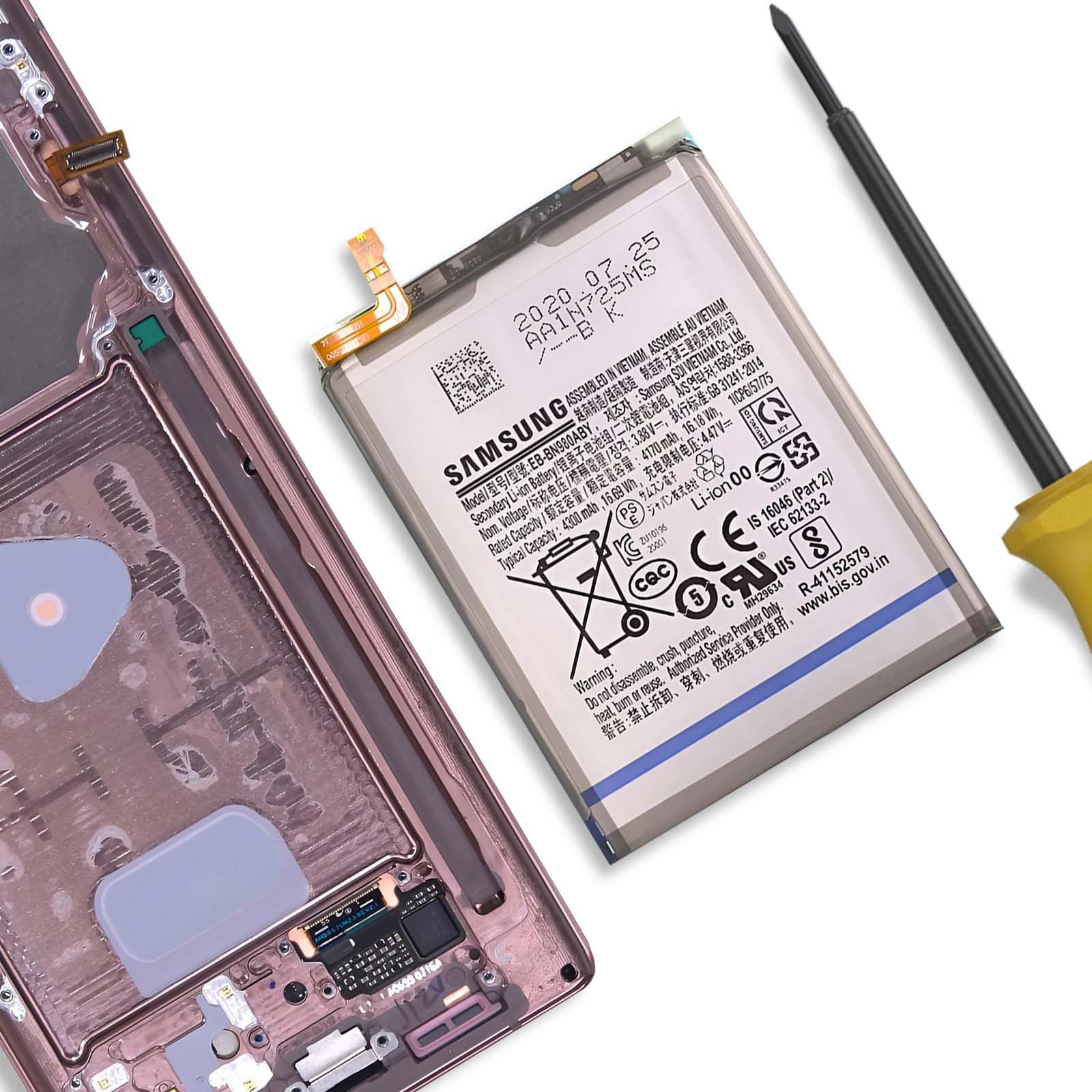 Una batteria Samsung giace accanto a una custodia di telefono aperta e un cacciavite.