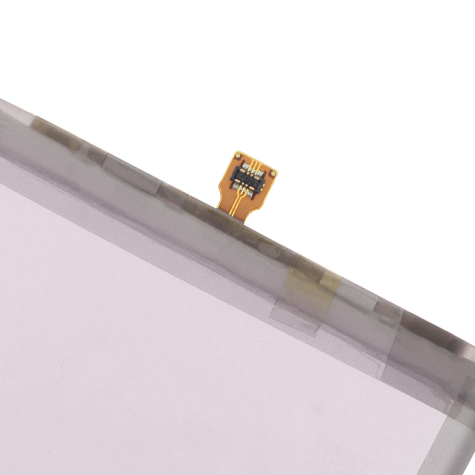 Primo piano di una batteria sottile e rettangolare con cavo piatto dorato e pin neri.