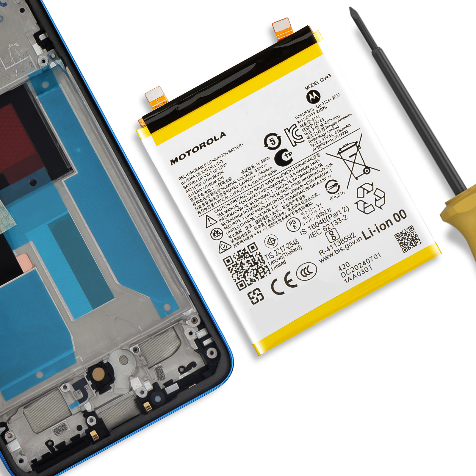 Una batería Motorola yace junto a un smartphone desmontado y herramientas sobre una mesa.