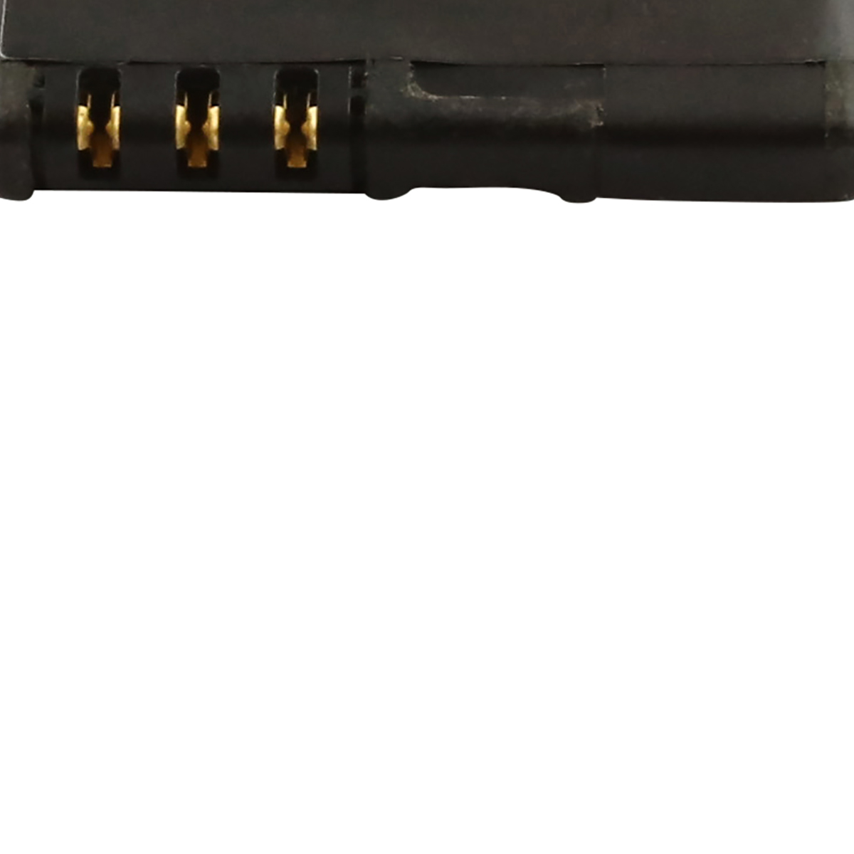 Primer plano de un conector de batería negro con tres contactos dorados.
