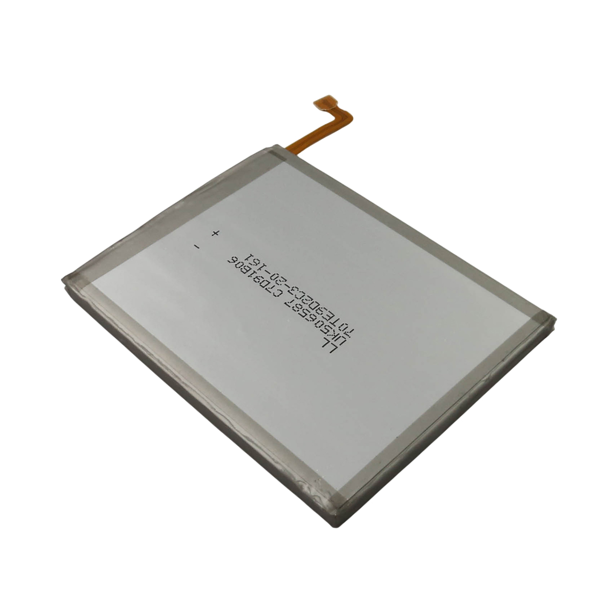 Un pacco batteria piatto e rettangolare con un cavo arancione flessibile che si estende verso l'alto.