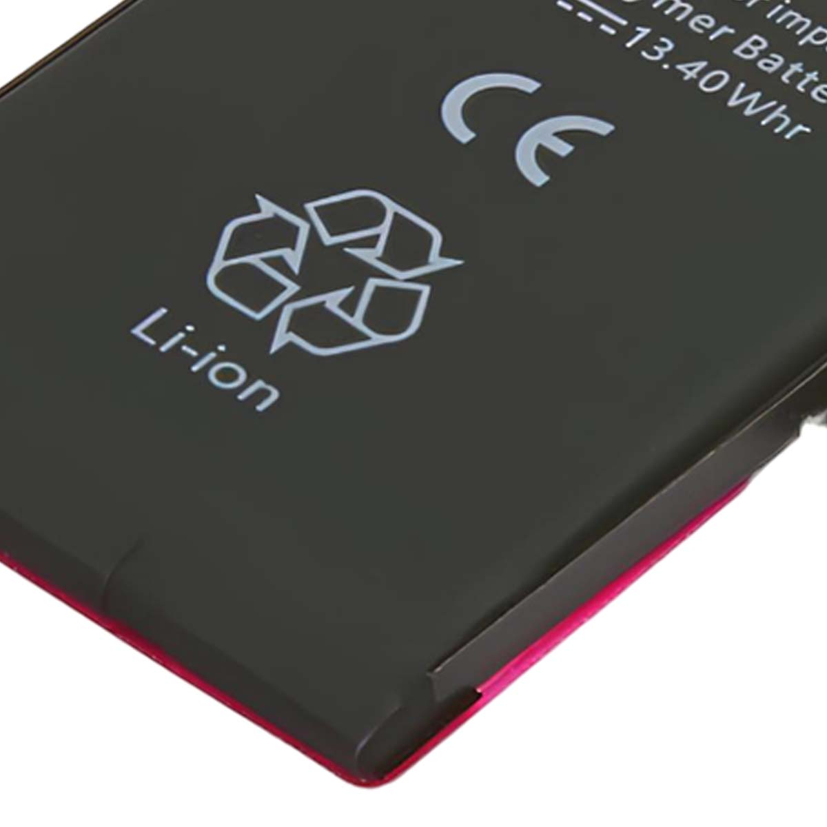 Una batteria agli ioni di litio nera con simboli CE e riciclo.