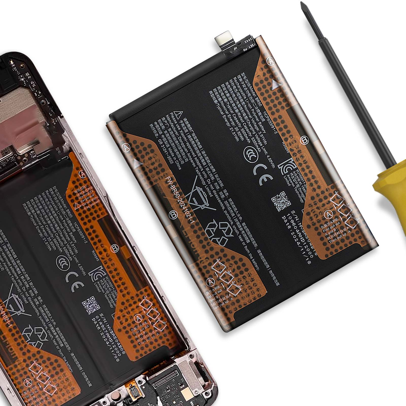 Una batería de smartphone y un destornillador sobre una placa de circuito.
