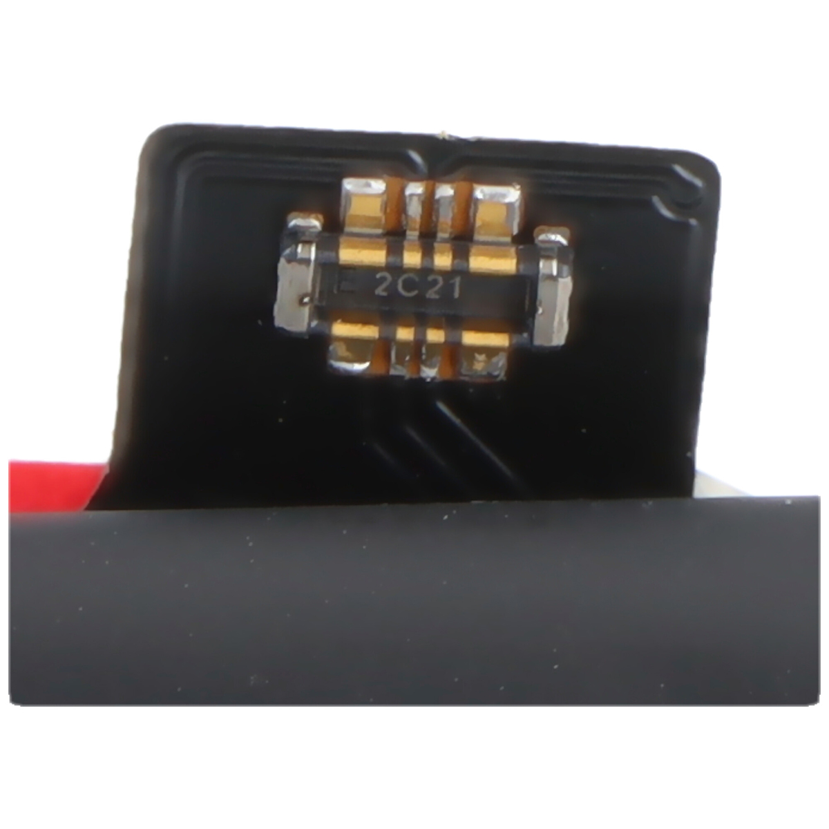 Connettore nero con contatti dorati e marcatura '2C21'.