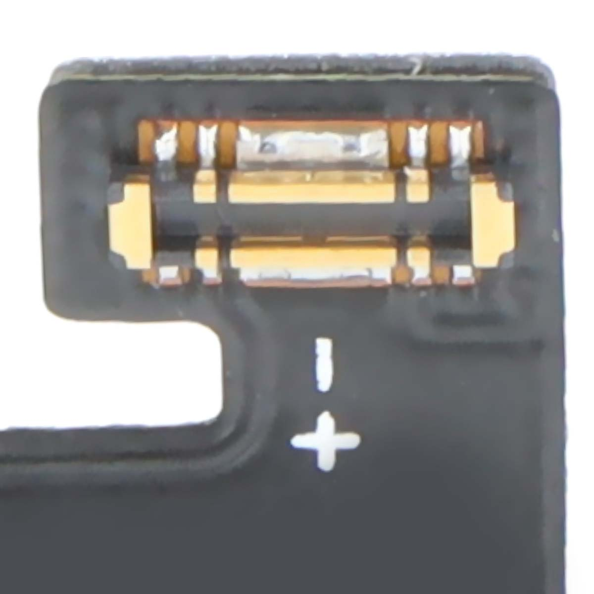 Primo piano di un filo nero di circuito flessibile con contatti dorati e simboli più/meno.
