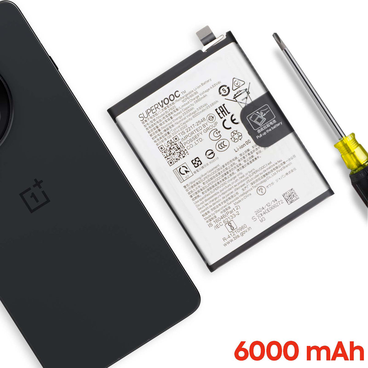 Uno smartphone nero accanto a una batteria SUPERVOOC da 6000 mAh.