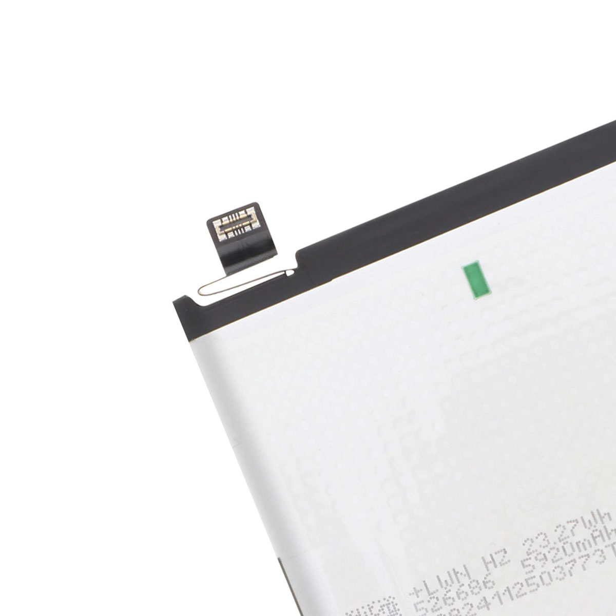 Una batteria sottile per smartphone con connettore e informazioni.