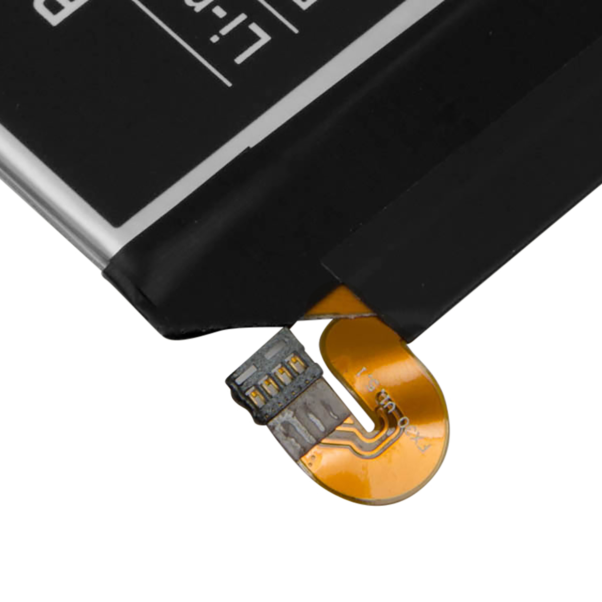 Primo piano di una batteria nera con cavo giallo flessibile e connettori argentati.