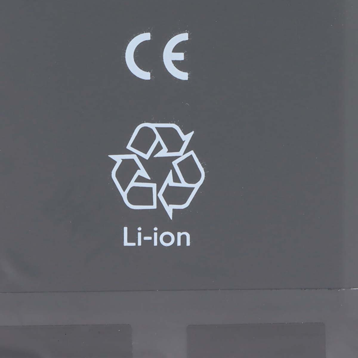 Marca CE, símbolo de reciclaje y texto Li-ion sobre fondo oscuro.