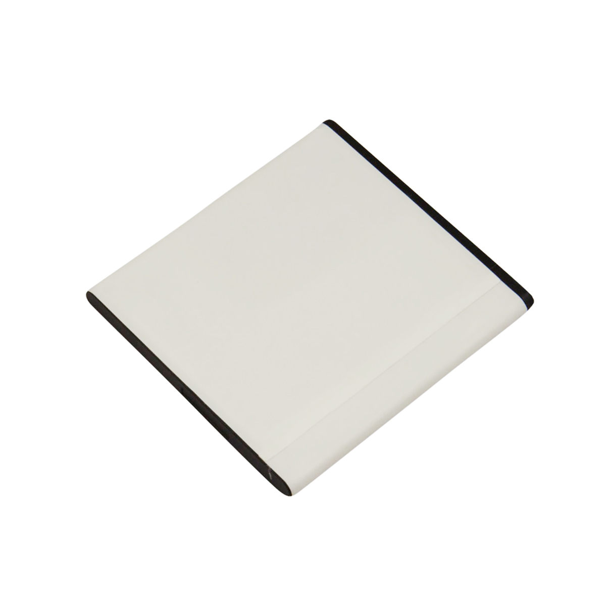 Una batería rectangular blanca con borde negro sobre fondo blanco.