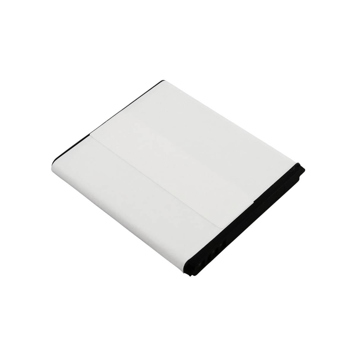 Una batteria bianca con bordo nero giace su sfondo bianco.