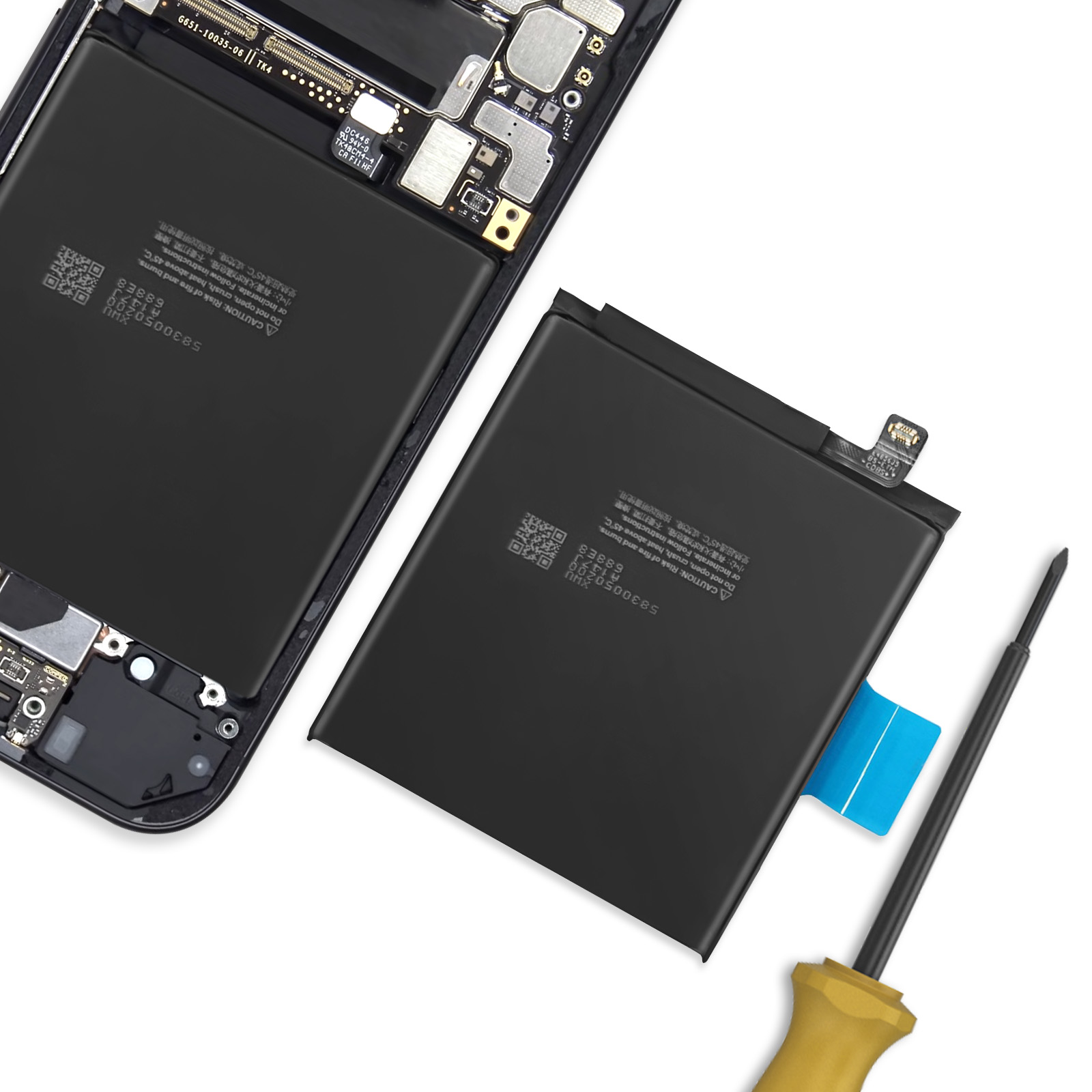 Una batería de smartphone yace junto a su carcasa abierta, con un destornillador cerca.