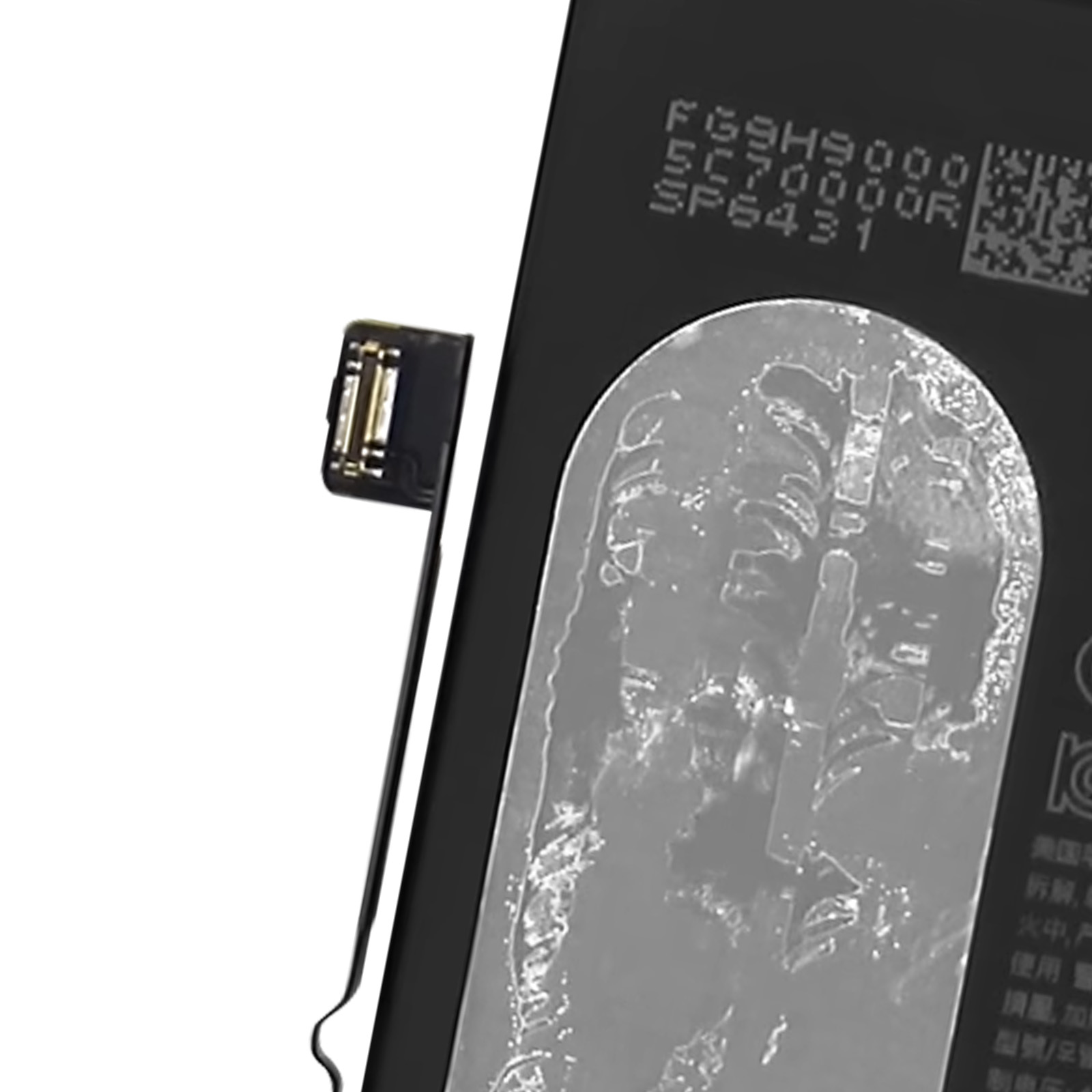 Primer plano de una batería negra con conector plateado y marcas.