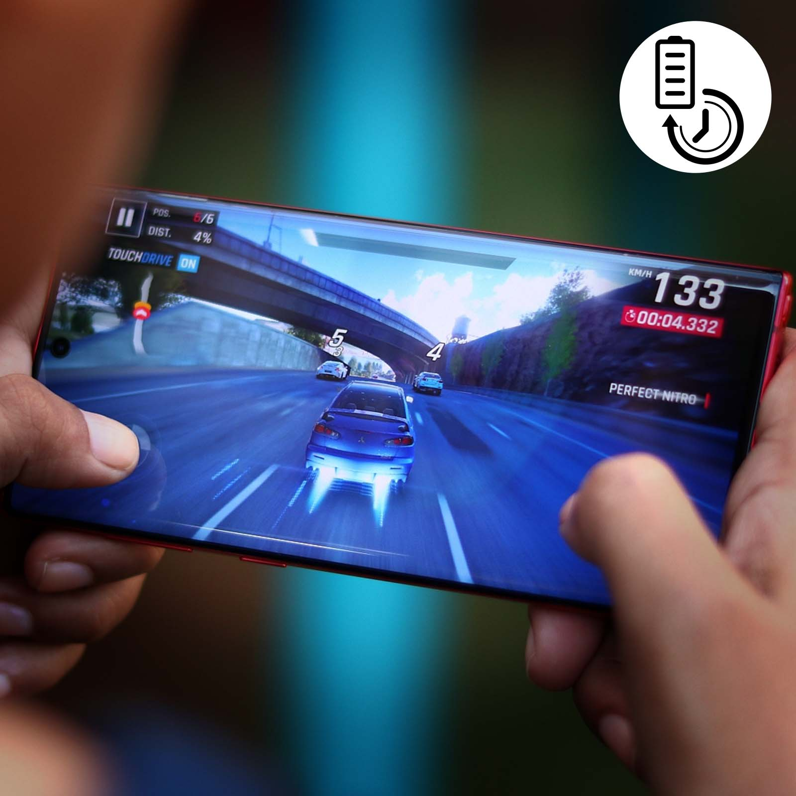 Mano che tiene un telefono che gioca a un gioco di corse d'auto. Auto blu su un'autostrada.
