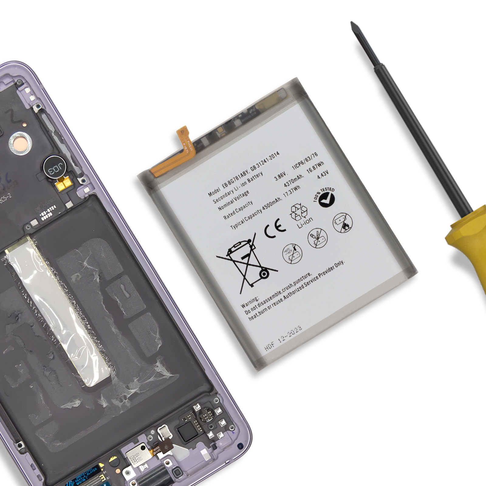 Ein Smartphone-Chassis, ein Akku und ein Schraubendreher auf weißem Hintergrund.