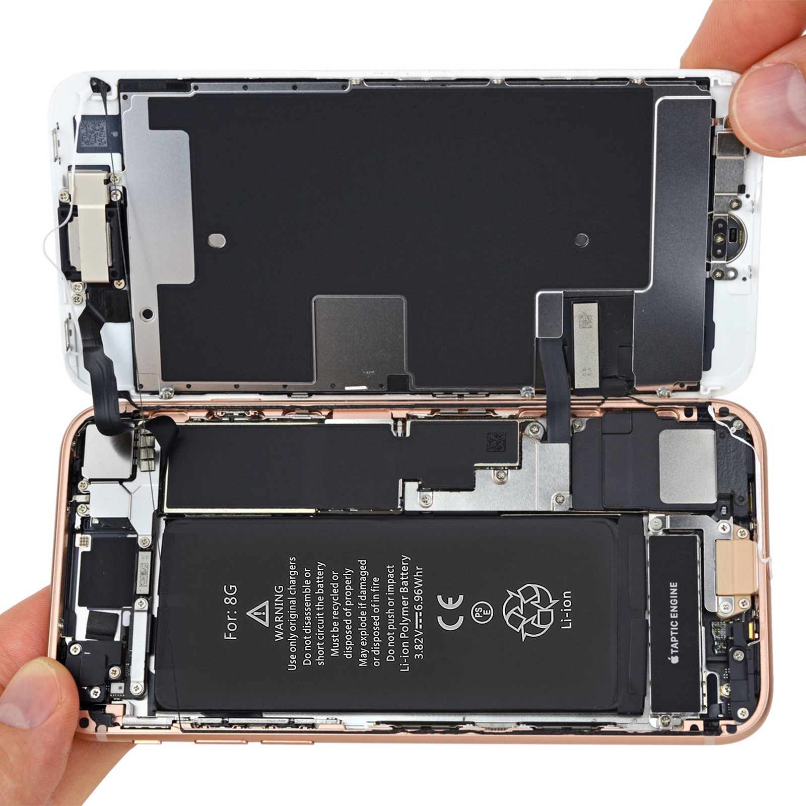 Uno smartphone aperto rivela la batteria interna e i componenti.