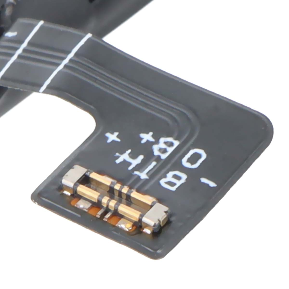 Primer plano de una placa de circuito negra con conectores dorados y marcas blancas: BTH, +, O, -, B+