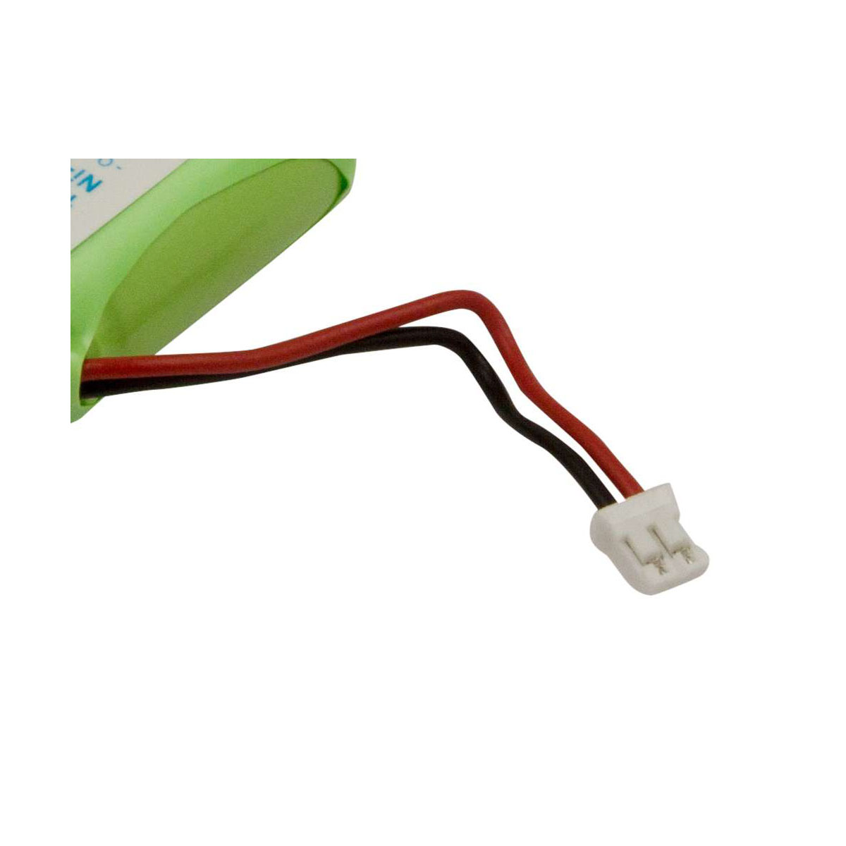 Grüner Akku mit roten und schwarzen Kabeln, die zu einem weißen Stecker führen.
