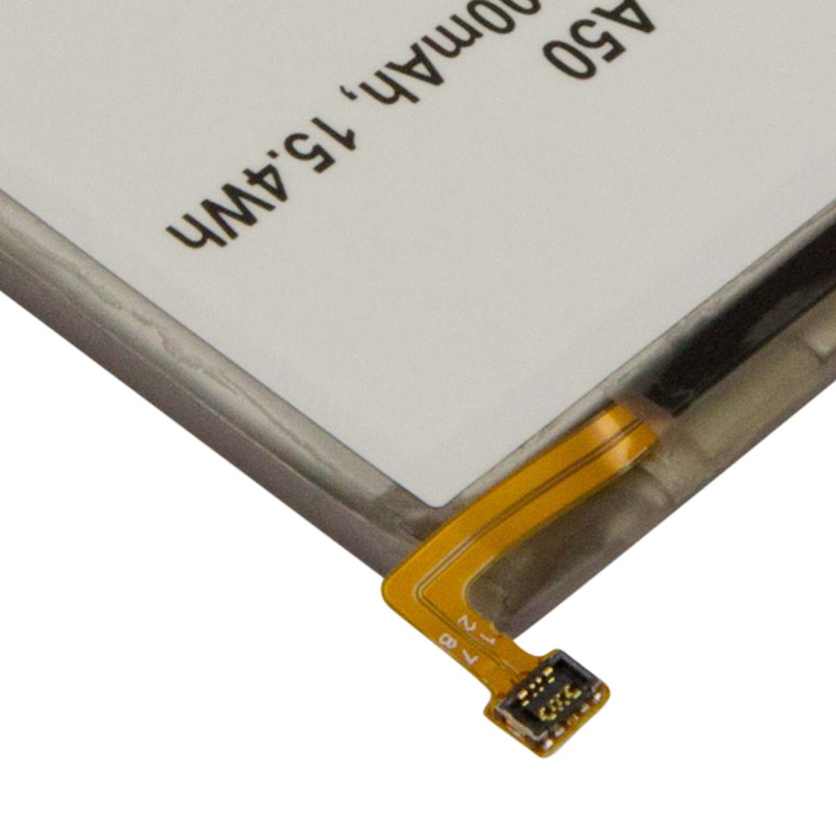 Una batteria etichettata A50, 5000mAh, 15,4Wh, con connettore giallo.