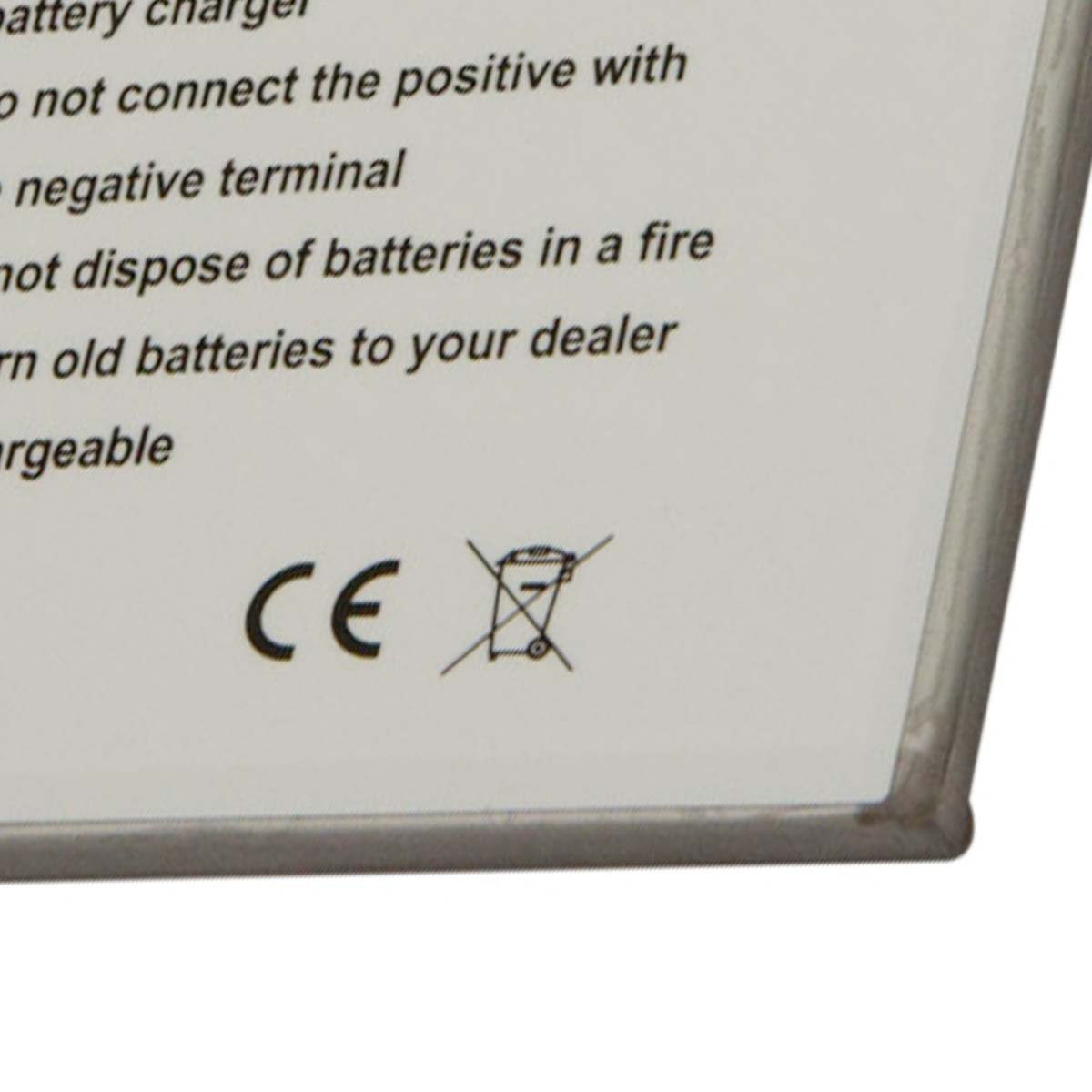 Marchio CE e simbolo bidone spazzatura barrato su testo batteria. Avvertenze smaltimento.