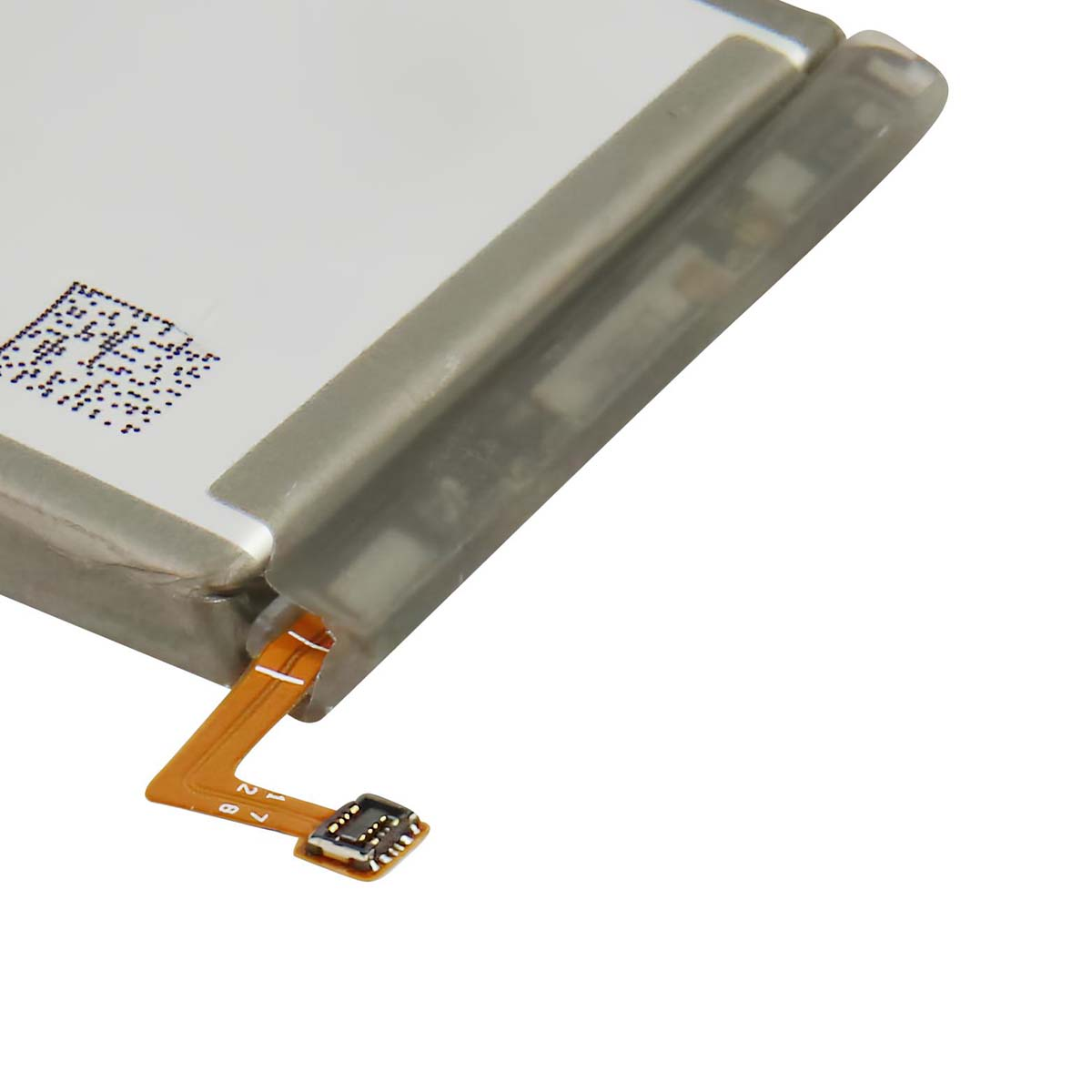 Primo piano di una batteria con cavo flessibile e connettore.