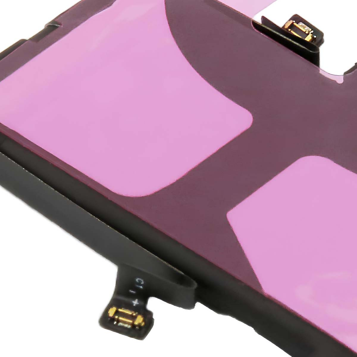 Una batería plana con áreas rosas y oscuras y un conector.