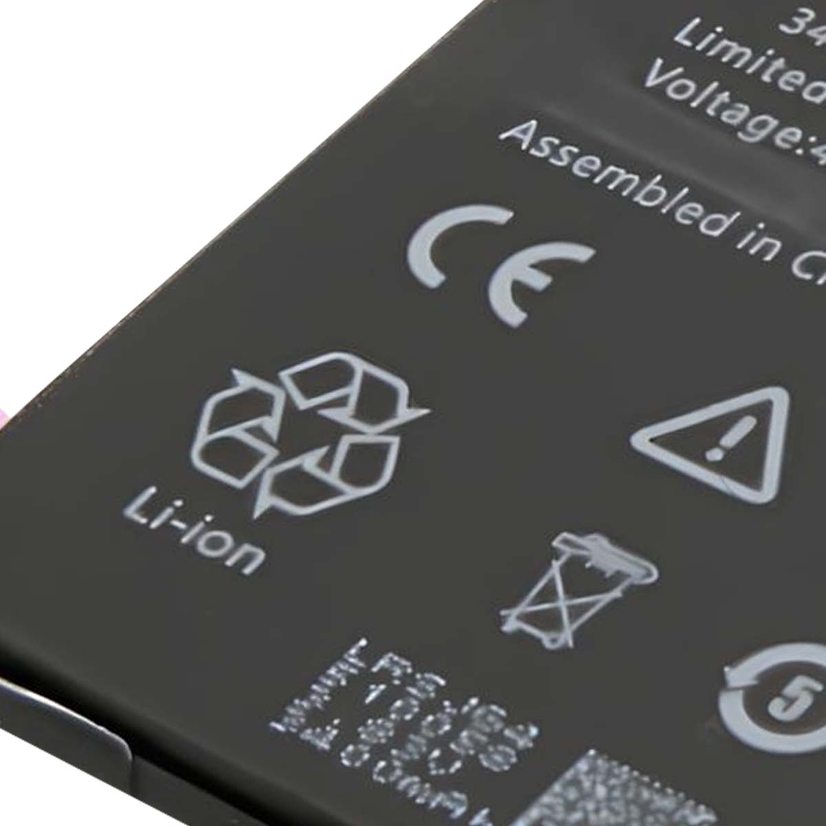 Batería negra con símbolo de Li-ion, marca CE y símbolo de reciclaje.