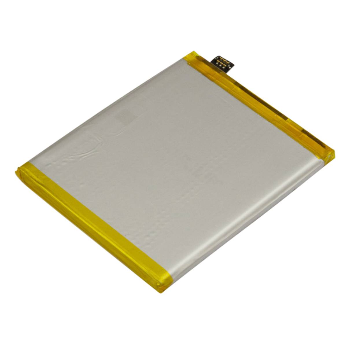 Una batería plana y rectangular con bordes amarillos y un cable conector.
