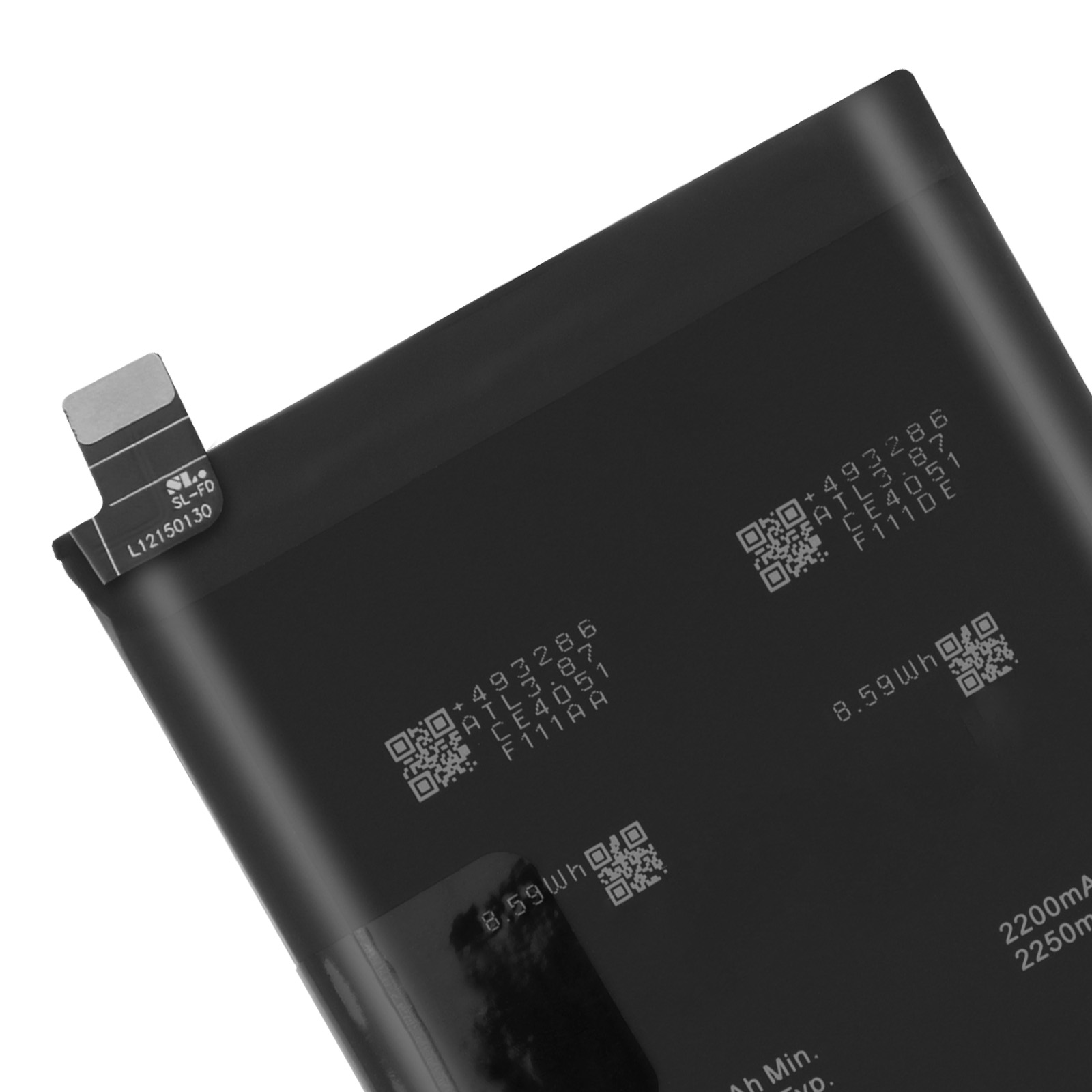 Batería negra con cinta de conexión plateada, inscripciones y códigos QR.