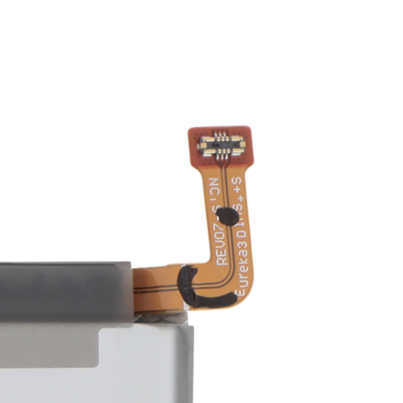 Un cable de circuito flexible con contactos dorados sobre fondo blanco.