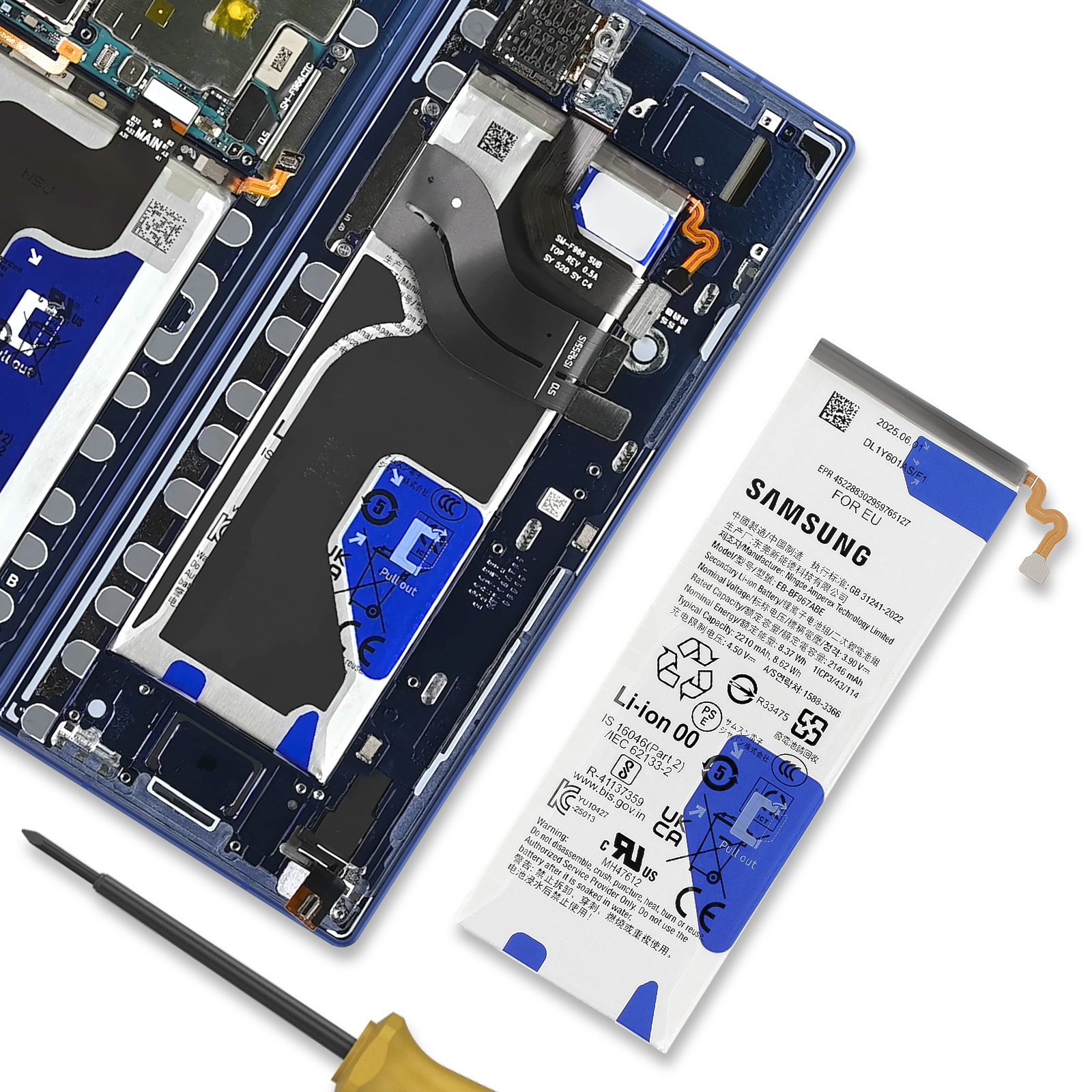 Una batteria di smartphone giace accanto a elettronica smontata e uno strumento.