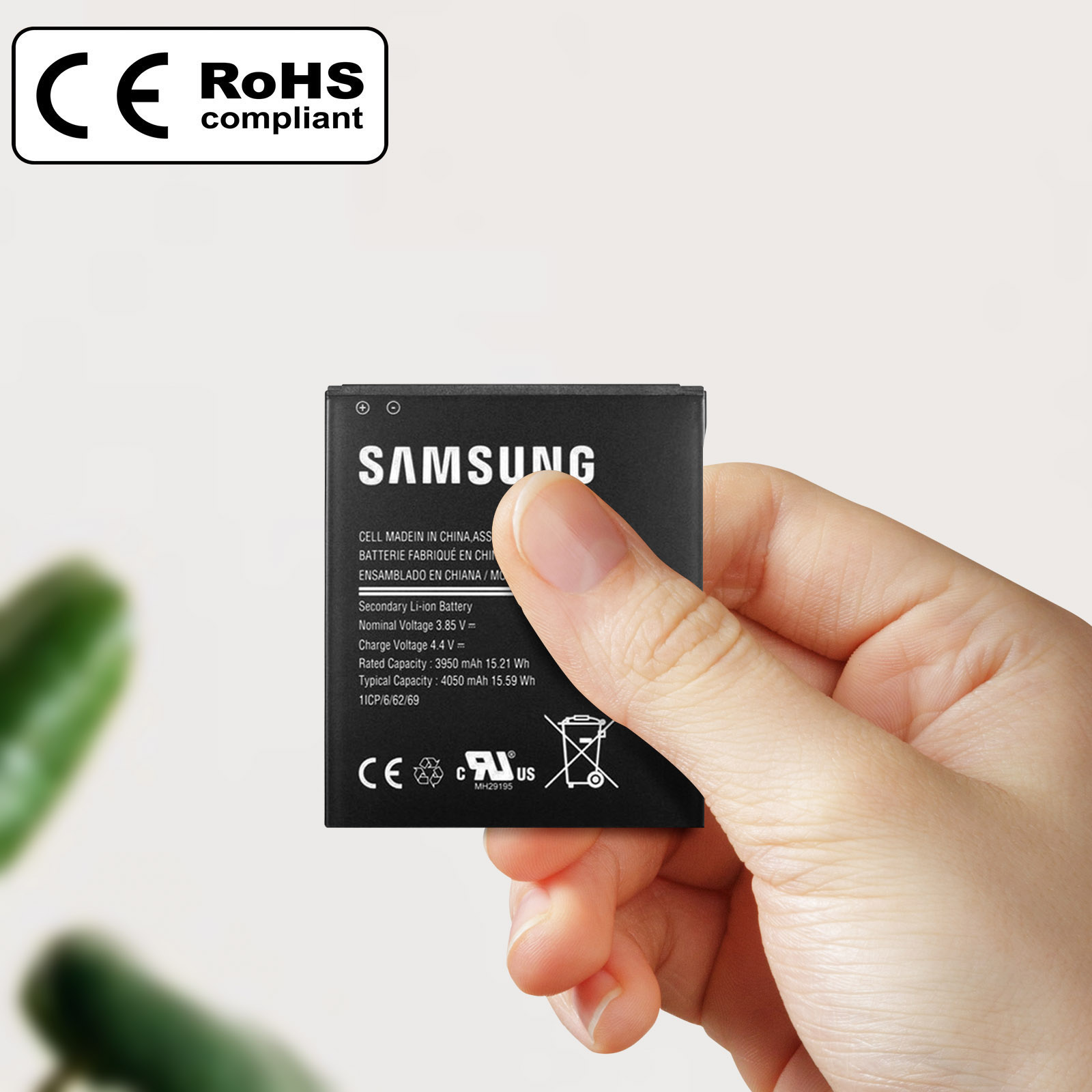 Una mano tiene una batteria Samsung Li-ion nera con marchi CE e RoHS.