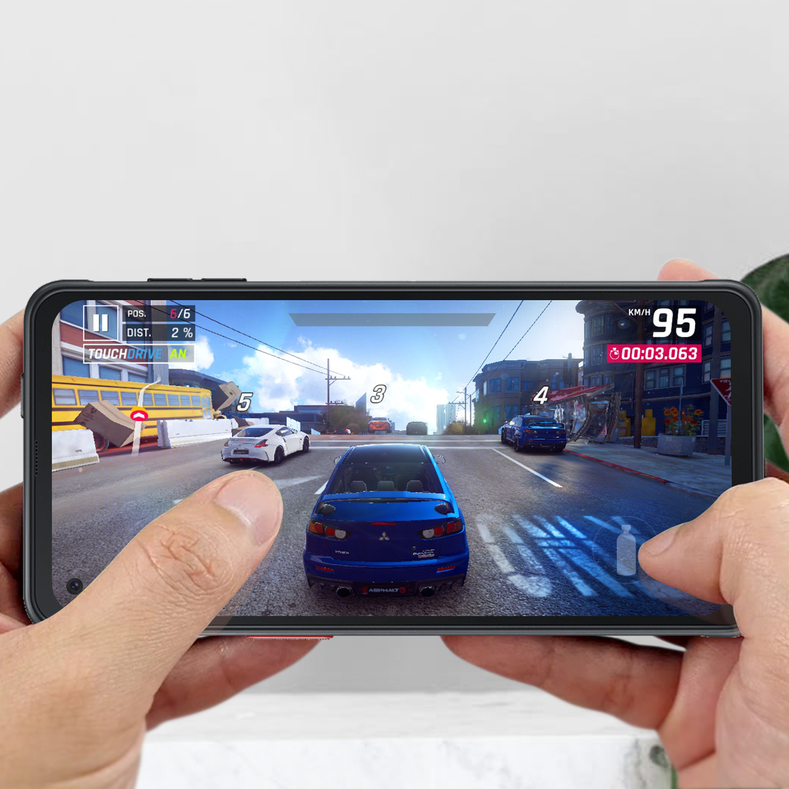 Gioco di corse su smartphone con auto blu e bianche.