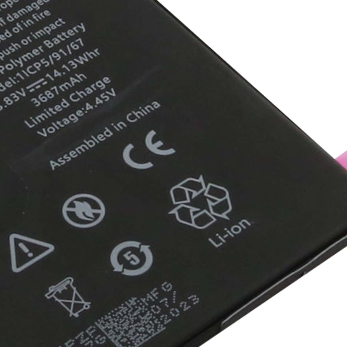 Batteria nera con testo, marchio CE e simbolo di riciclo.