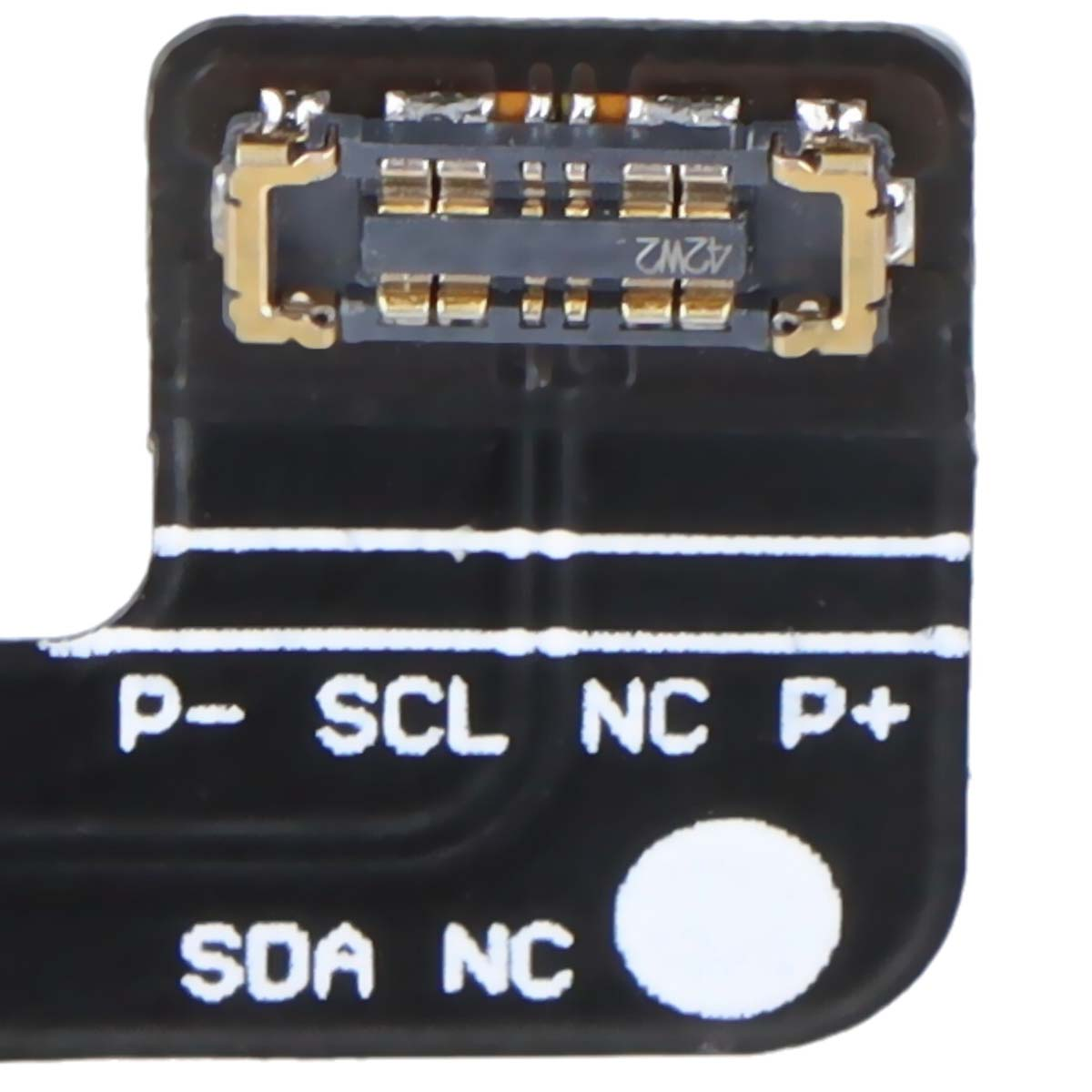 Primo piano di un cavo flessibile con contatti dorati e testo P-, SCL, NC, P+, SDA, NC.