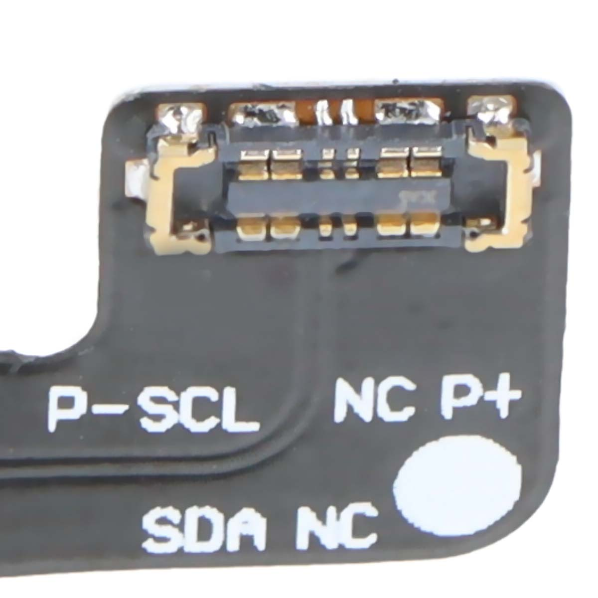 Scheda elettronica con contatti dorati ed etichette bianche come P-SCL, NC P+
