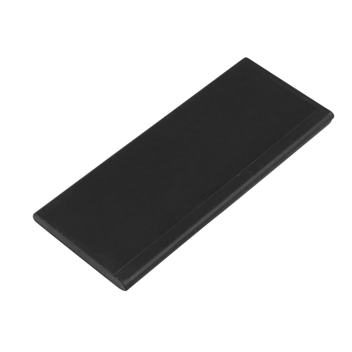 Una batteria nera e rettangolare giace su uno sfondo bianco.
