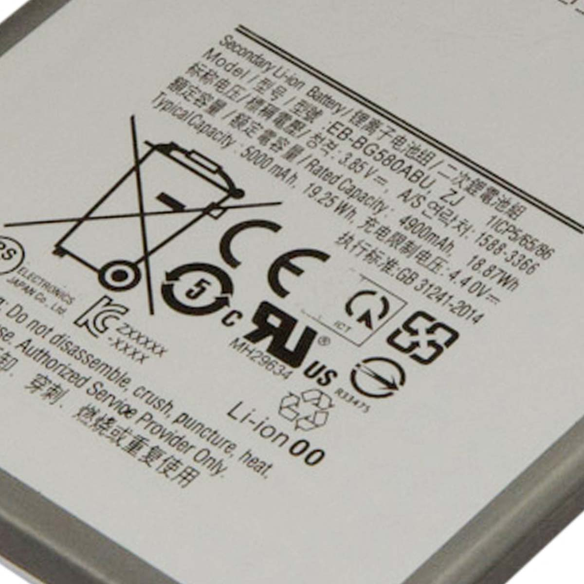 Primo piano di una batteria Li-ion con simboli di avvertenza e specifiche.