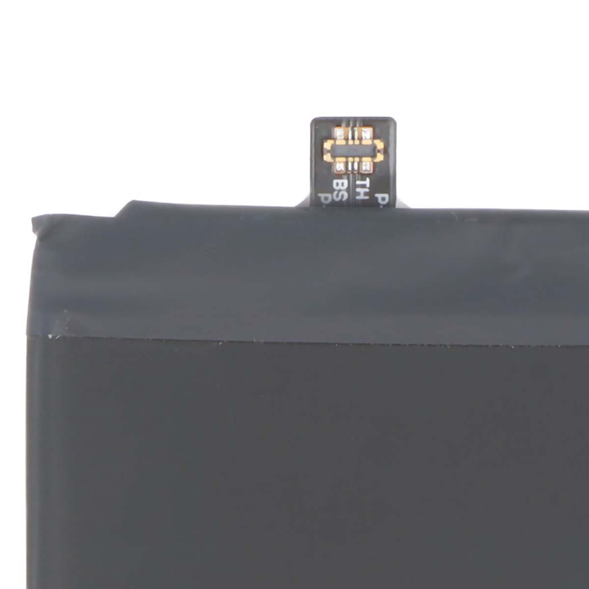 Primo piano di una batteria nera con una piccola linguetta di connessione.