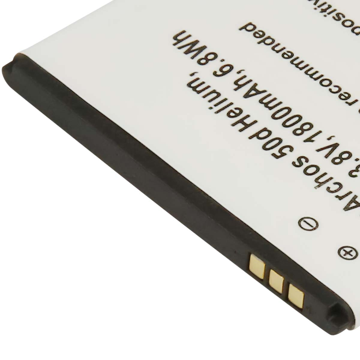 Nahaufnahme einer weißen Batterie mit schwarzem Rand und Ladekontakten.