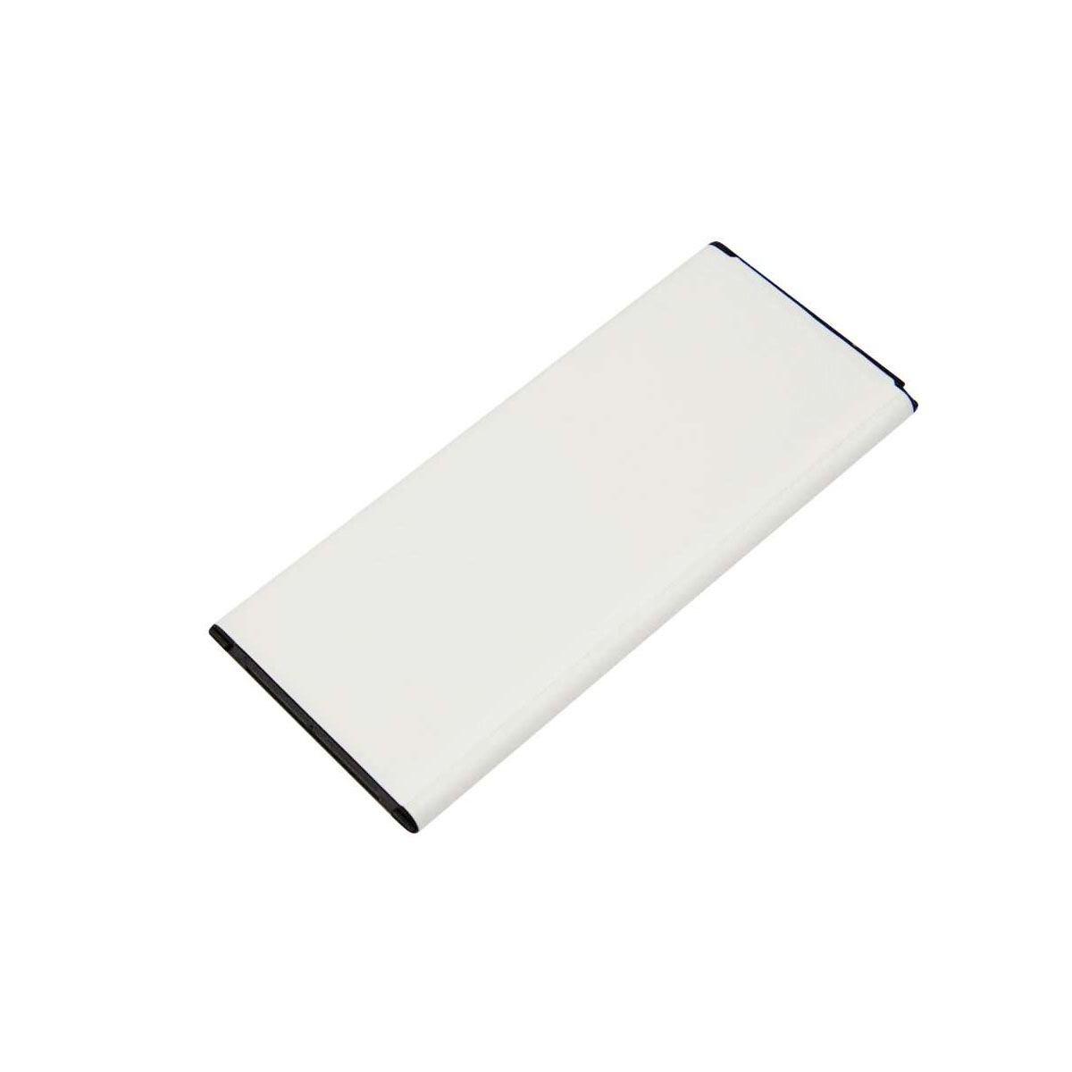 Una batteria bianca giace su uno sfondo bianco.