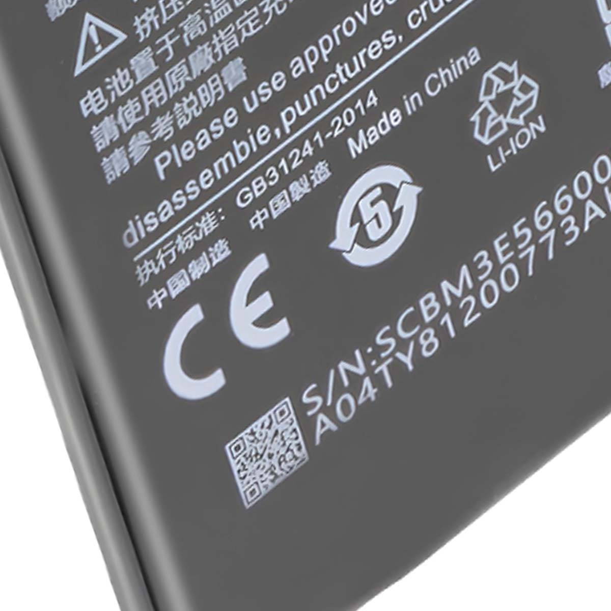 Primo piano di una batteria nera con simboli e testo CE e Li-Ion.