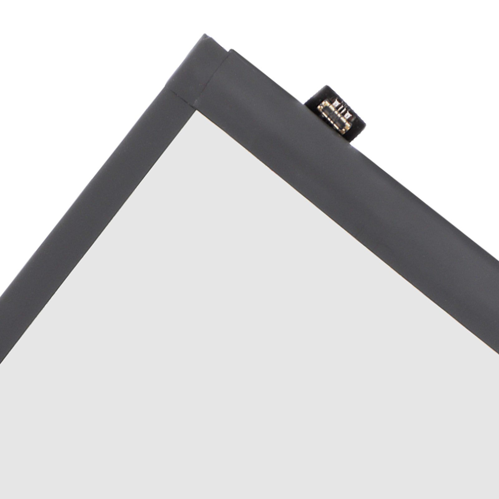 Primo piano di un connettore nero con pin dorati su una superficie grigio scuro.