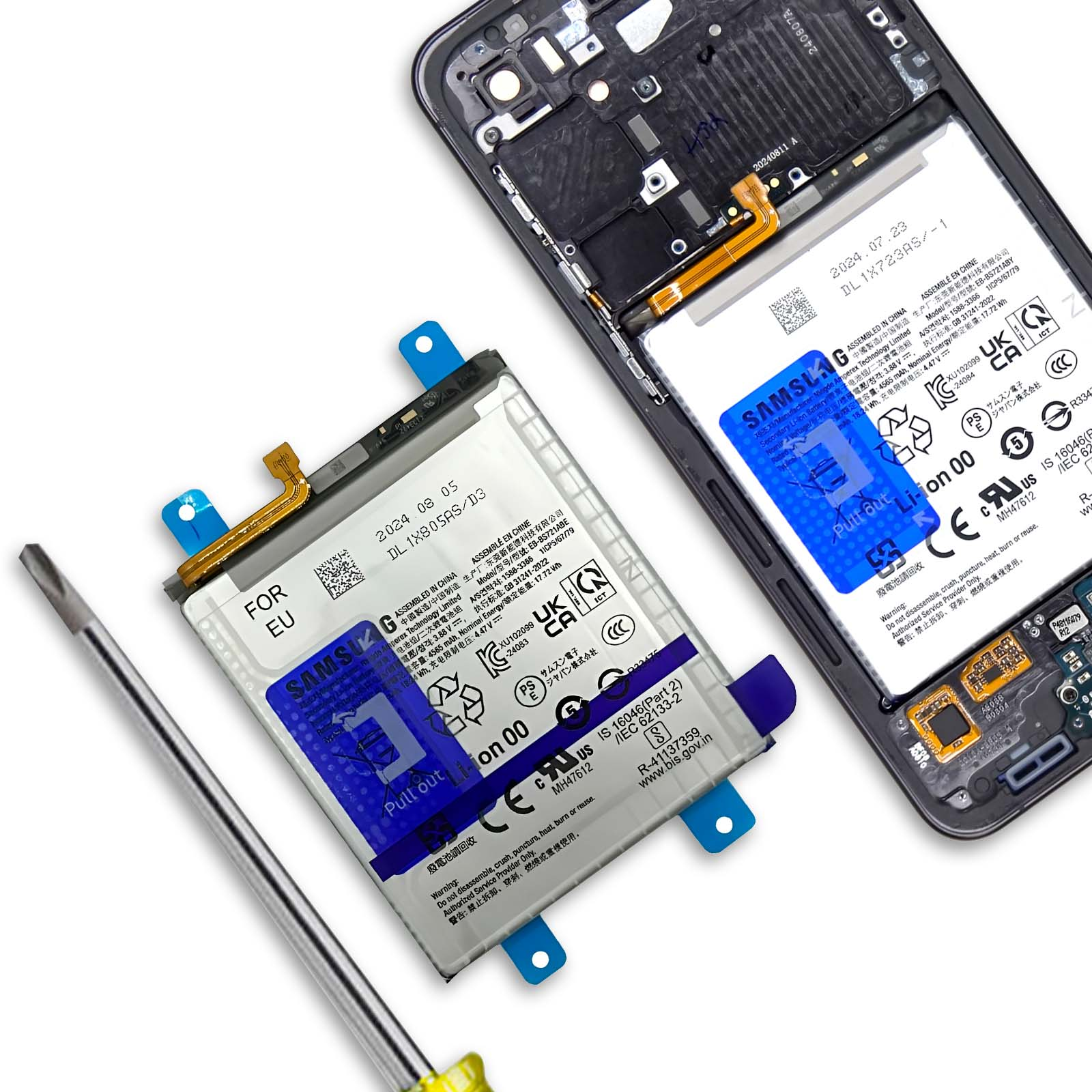 Una batteria per smartphone e il telefono aperto giacciono accanto, strumento in primo piano.