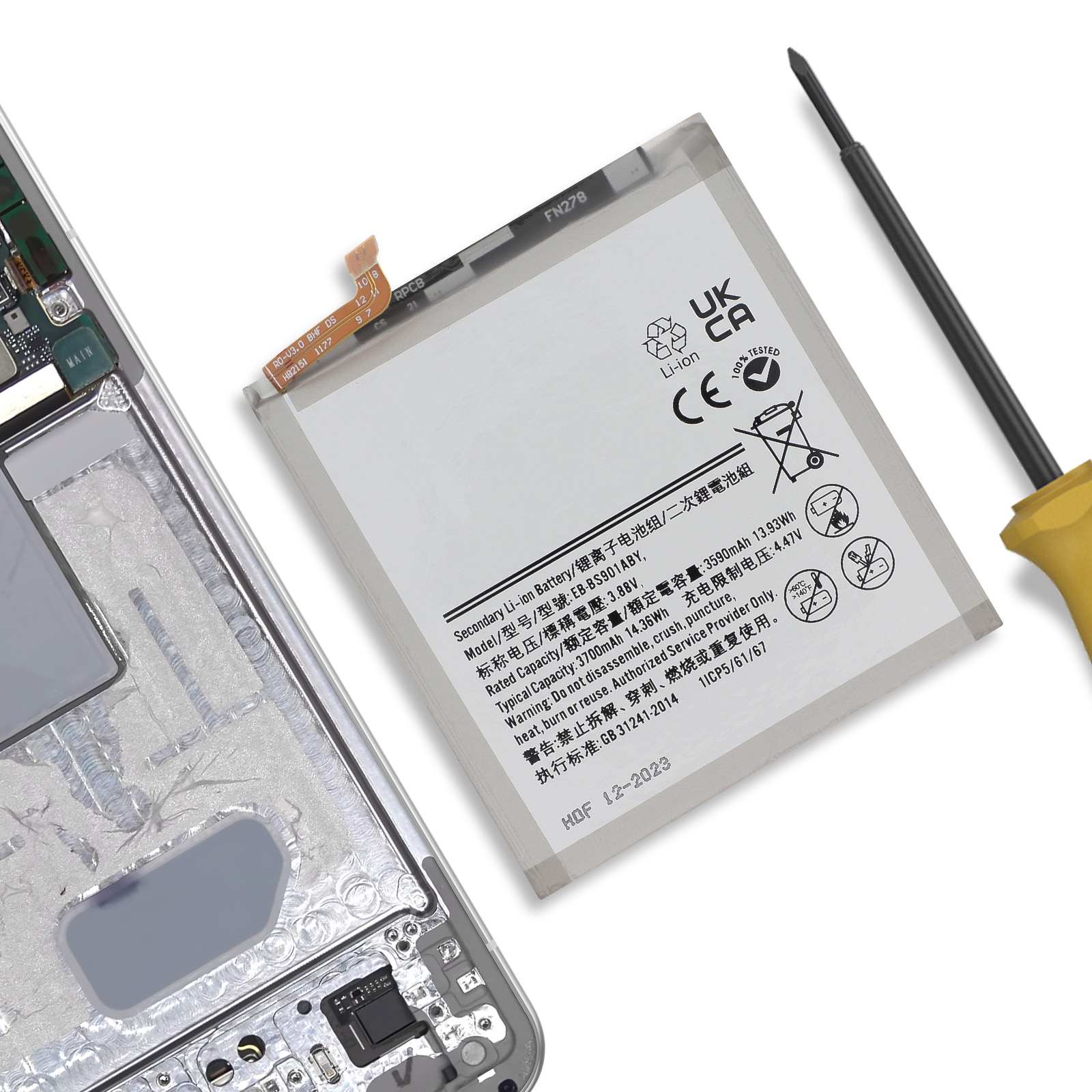 Una batteria per smartphone e un cacciavite su sfondo bianco.