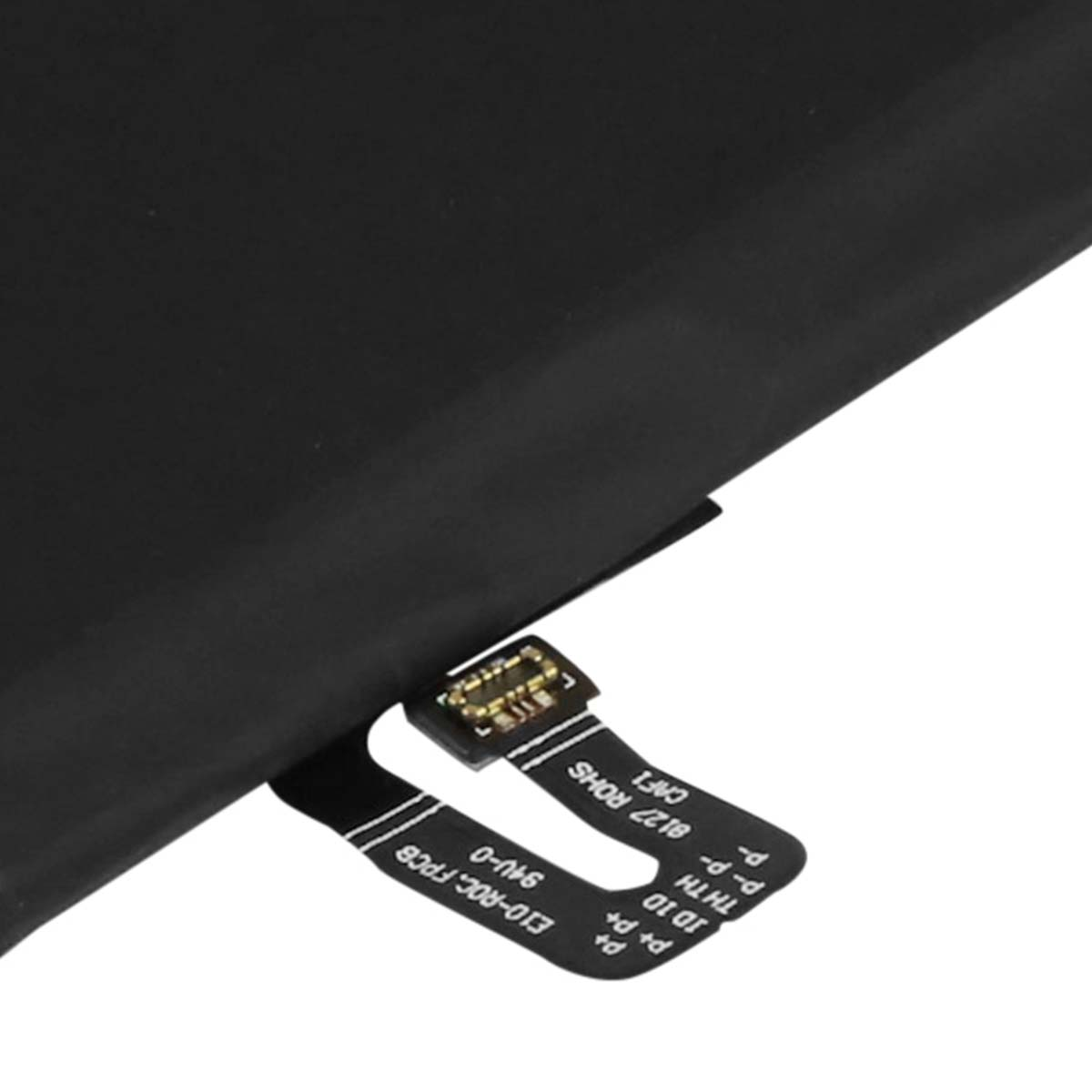 Una batteria nera con un cavo piatto flessibile con etichette di testo.