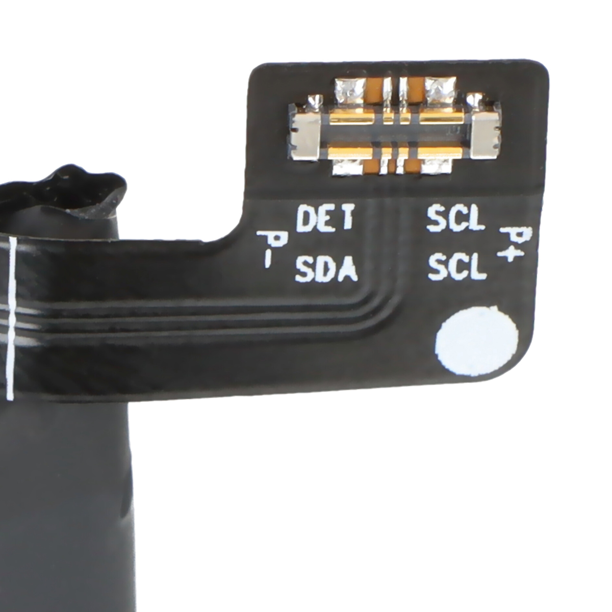 Connettore nero con pin dorati ed etichette DET, SDA, SCL. Punto bianco.